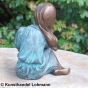 Bronzeskulptur Sitzende Sarah von  Hinten 