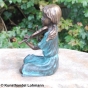 Bronzeskulptur Anna auf Säule von der Seite 