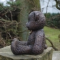 Bronzeskulptur Teddy sitzend von der Seite 