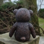 Bronzeskulptur Teddybär sitzend mit brauner Patina von hinten 