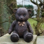 Bronzeskulptur Sitzender Teddy auf einer Säule im Garten 