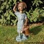 Bronzefigur Stehende Giesela mit Gießkanne im Garten 