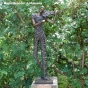 Bronzeskulptur Violinistin mit Ihrer Geige auf einem Sockel 