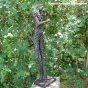 Bronzefigur Violinistin von der Seite auf einem Sockel 