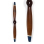 Propeller als Wanddekoration aus Holz mit blauen Spitzen