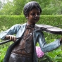 Bronzeskulptur Junger Musiker mit braun grüner Patina