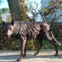 Bronzeskulptur Wolf mit brauner Patina stehend auf Stein Säule 