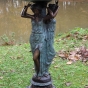 Bronzeskulptur Brunnen getragen von drei Frauen im Garten 