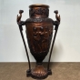 Frontansicht der Bronzeskulptur "Blumenkübel Dame" im Haus