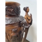 Nahaufnahme des Griffes der Bronzeskulptur "Blumenkübel Dame"