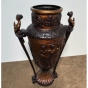 Isometrische Ansicht der Bronzeskulptur "Blumenkübel Dame" im Haus
