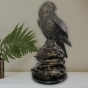 Bronzeskulptur "Mäusebussard auf Felsen"