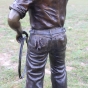 Bronzeskulptur "Junges Cowgirl mit Lasso"