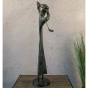 Seitenansicht der Bronzefigur "Abstrakter Golfer" - rechts