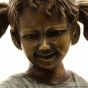 Bronzefigur Mädchen mit Vogel. Bronzefiguren und Gartenfiguren bei Kunsthandel Lohmann in Timmendorfer Strand.