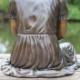 Bronzeskulptur "Mirja spricht mit ihrer Katze"