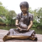 Bronzeskulptur "Mirja spricht mit ihrer Katze"