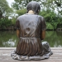 Bronzeskulptur "Mirja spricht mit ihrer Katze"