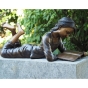 bronzefigur Mädchen liegend