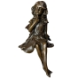 Frontansicht der Bronzeskulptur "Sitzende Fee mit Blume"