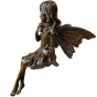 Seitenansicht der Bronzeskulptur "Sitzende Fee mit Blume"