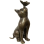 Frontansicht der Bronzeskulptur "Katze mit Schmetterling"
