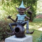 Bronzeskulptur "Kobold sitzt auf einem Krug"