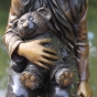 Bronzefigur "Emma mit Teddy sitzt auf einem Stuhl"