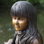 Bronzefigur "Emma mit Teddy sitzt auf einem Stuhl"