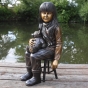 Bronzefigur "Emma mit Teddy sitzt auf einem Stuhl"