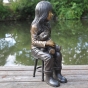Bronzefigur "Emma mit Teddy sitzt auf einem Stuhl"
