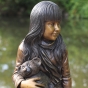 Bronzefigur "Emma mit Teddy sitzt auf einem Stuhl"