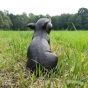 Rückansicht der Bronzeskulptur "Kleines Ferkel"