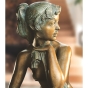 Nahansicht der Bronzefigur "Ich lausche dem Gesang der Vögel"