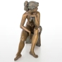 Seitenansicht der Bronzefigur "Ich lausche dem Gesang der Vögel"
