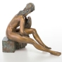 Seitenansicht der Bronzefigur "Ich lausche dem Gesang der Vögel"
