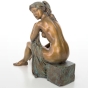 Rückansicht der Bronzefigur "Ich lausche dem Gesang der Vögel"
