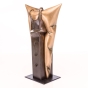 Schrägansicht der Bronzeskulptur "Mieder"