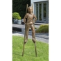 Frontansicht der Bronzeskulptur "Stelzenläufer"