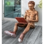 Beispielansicht der Bronzeskulptur "Online-Romanze (Mann)"