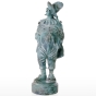 Seitenansicht der Bronzeskulptur "Der Lebemann"