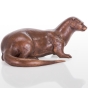 Seitenansicht der Bronzeskulptur "Fischotter"