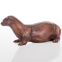Seitenansicht der Bronzeskulptur "Fischotter"