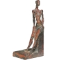 Frontansicht der Bronzeskulptur "Evas Rast im Schnee"