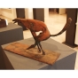 Frontansicht der Bronzeskulptur "Windhund"
