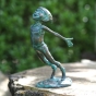 Bronzeskulptur "Fallender Gnom"