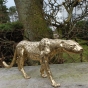 Schräge Frontansicht der Bronzefigur "Schleichender Gepard (Silber)