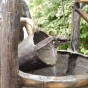 Bronzebrunnen mit Eimer