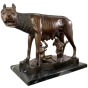 Nahe Frontansicht der Bronzefigur "Wolf mit Romulus und Remus"