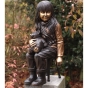 bronzefigur maedchen teddy stuhl